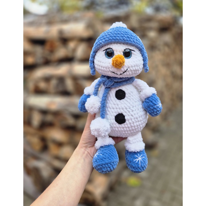 Jucarie crosetata Om de Zapada – Figura de iarna handmade din plus moale, cu caciulita si fular albastru, cadou de Craciun, 23 cm