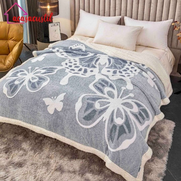 Patura cu blanita premium acasacustil, 200x230 cm, dubla fata (microfibra imprimeu fluture 3d / sherpa), moale si calduroasa, gri / alb