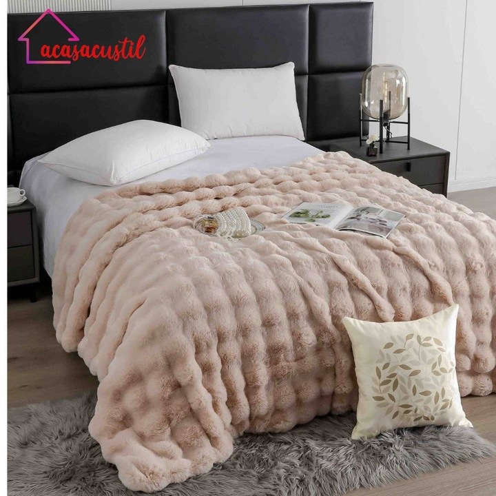Patura pufoasa acasacustil, 200x230 cm, cu fermoar, blanita artificiala de iepure, model texturat "fluffy cloud", crem
