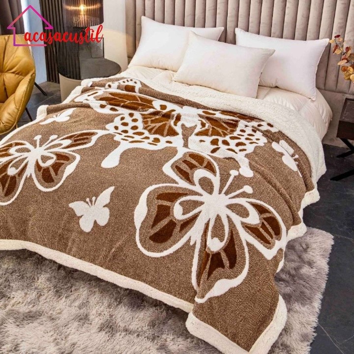 Patura cu blanita premium acasacustil, 200x230 cm, dubla fata (microfibra imprimeu fluture 3d / sherpa), moale si calduroasa, maro