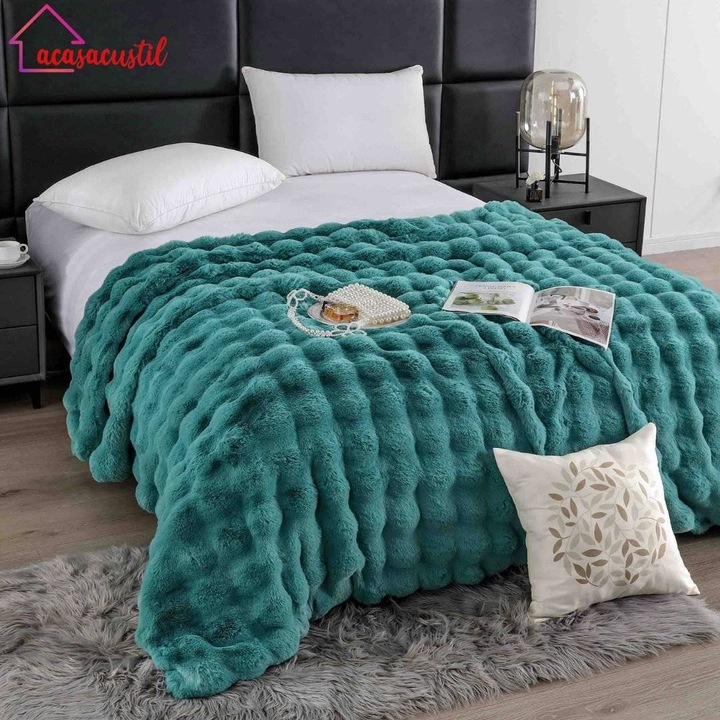 Patura pufoasa acasacustil, 200x230 cm, cu fermoar, blanita artificiala de iepure, model texturat "fluffy cloud", turcoaz