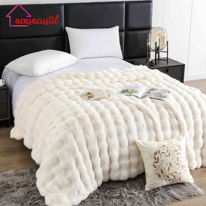 Patura pufoasa acasacustil, 200x230 cm, cu fermoar, blanita artificiala de iepure, model texturat "fluffy cloud", bej