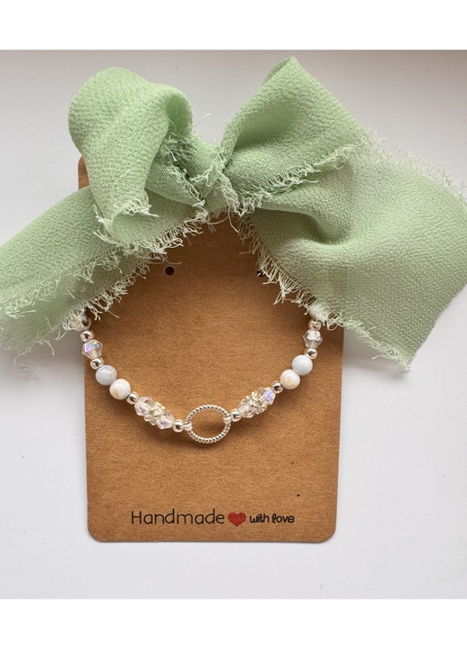 Bratara eleganta cu elemente din argint, agat alabastru deschis-gri, cristale fatetate si snur alb-model handmade