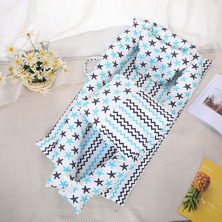 Cuib patut bebe nest portabil, model Stelute Albastre - cuibusor bebelusi cu lenjerie completa, 0-24 luni, 100x55 cm