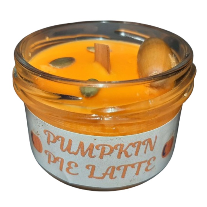 Ароматна свещ Pumpkin Pie Latte – Печена тиква, Кафе, Канела, Ванилия, Ароматизиран буркан, ръчна изработка, дървен фитил, соев восък, 80гр