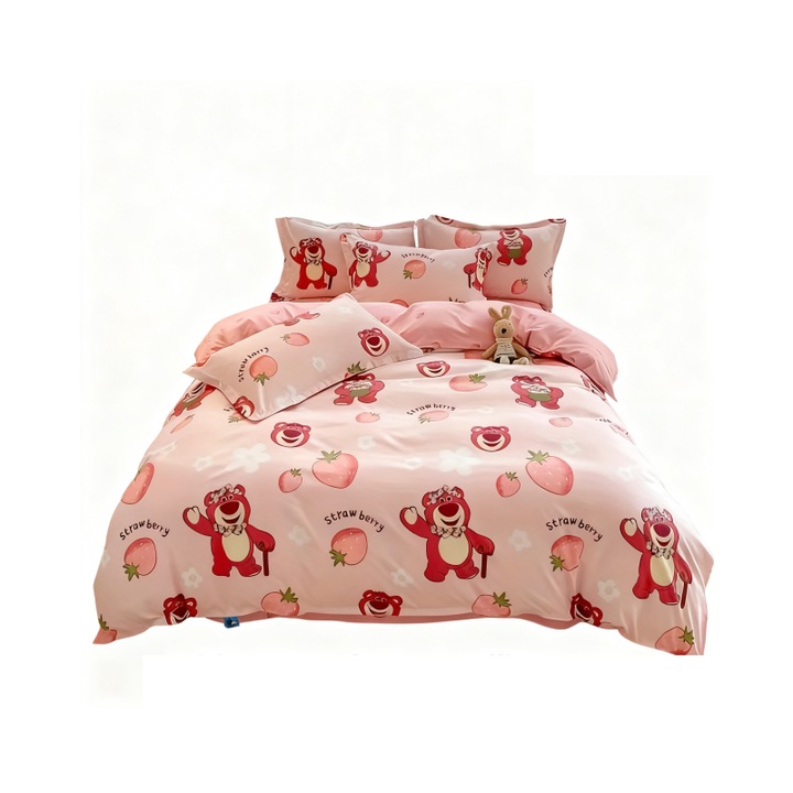 Set lenjerie de pat Lotso, design capsuni si ursulet, roz, 1 cuvertura (180x220cm), 1 cearceaf si 2 fete de perna (48x74cm)