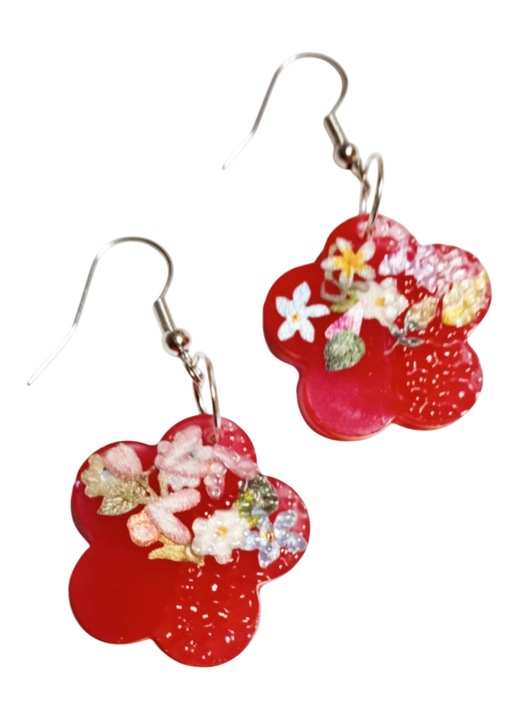 Cercei din rasina sintetica, realizati manual, multicolor cu motive florale, 4x2,5 cm