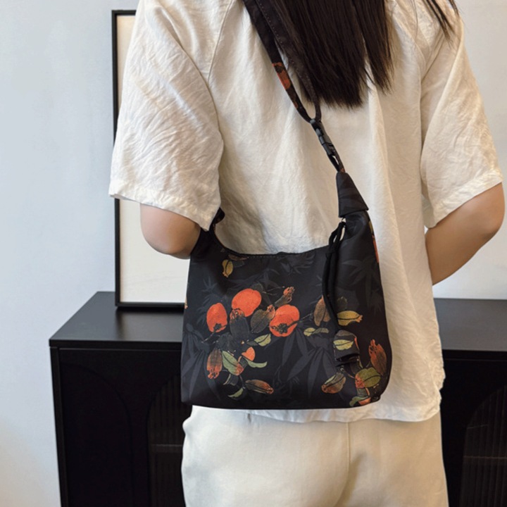 Geanta Dama Casual cu Imprimeu Floral Vintage din Material Textil, Model Crossbody, cu Bretea Reglabila, Eleganta si Practica pentru Zi cu Zi, 19x22x7 cm, Neagra cu Model Rosu, PriStyle®