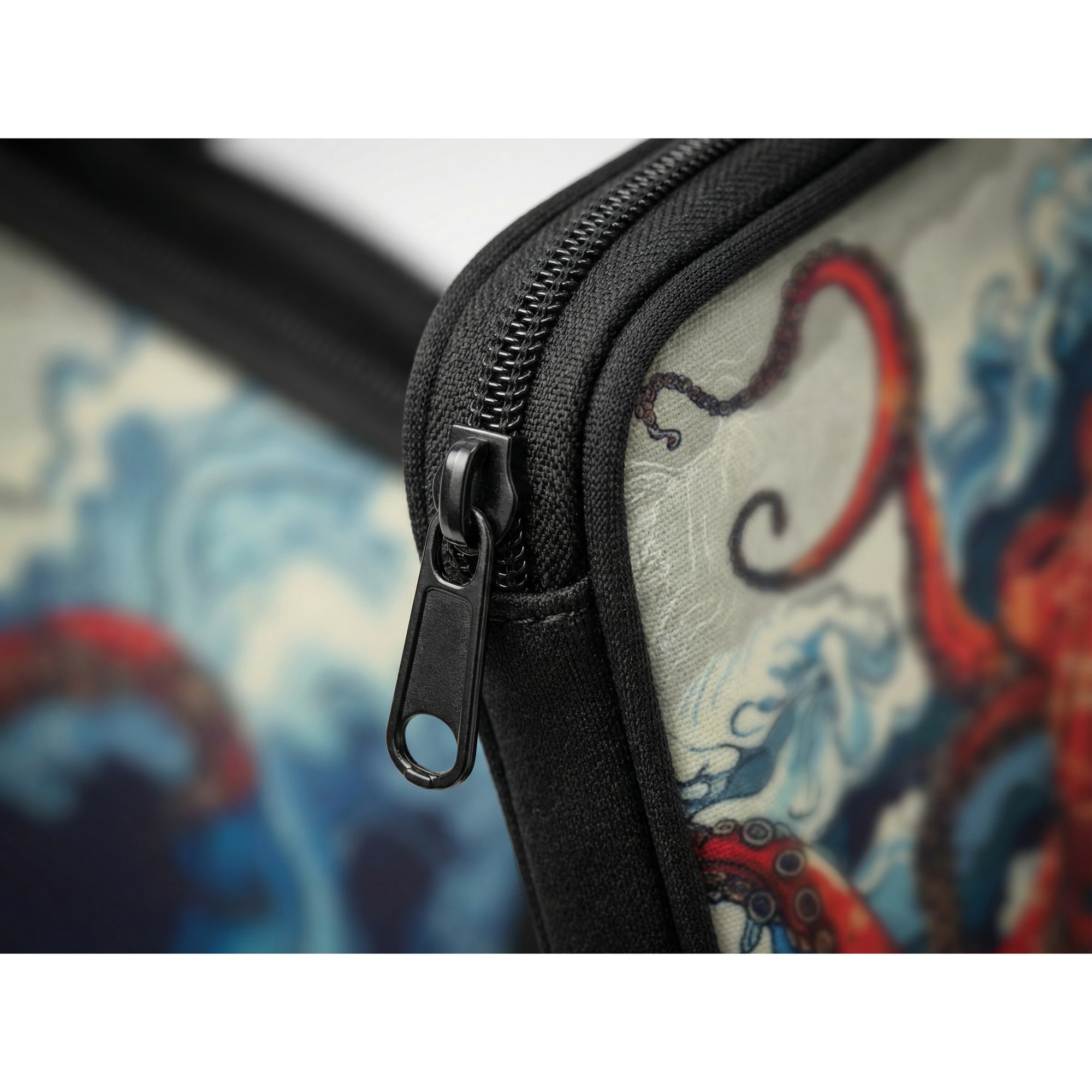 Husa pentru MacBook Pro/Air sau Laptop 14-15 inch, Tip Sleeve, Artinplace, Design Artistic,, Caracatita Ukiyo-e", Neopren, Protectie Anti-Soc, Impermeabila, Multicolor