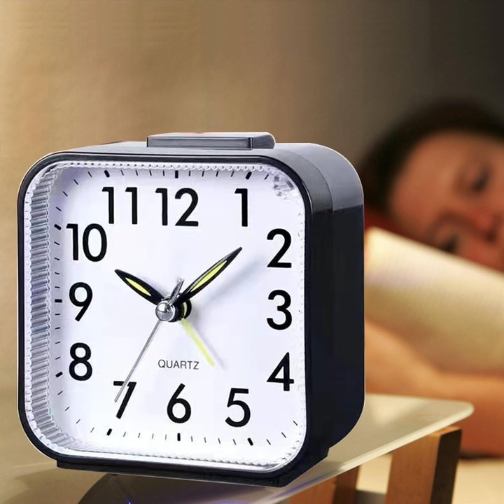 Hordozható ébresztőóra, csendes mozgással, szundi funkcióval és éjszakai fénnyel, 8x4.2x8cm, agyag színű