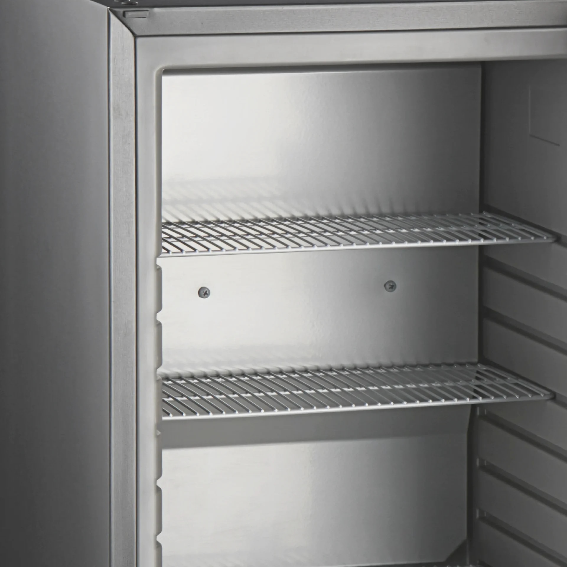 Frigider minibar TEFCOLD, TM55, H 56 cm, volum 41 litri, ideal pentru HoReCa, birou, rulota, iluminare interioara LED, temperatura reglabila 0-10°C, 3 rafturi ajustabile, 3 rafturi pe usa, extrem de silentios, incuietoare, usa reversibila, negru