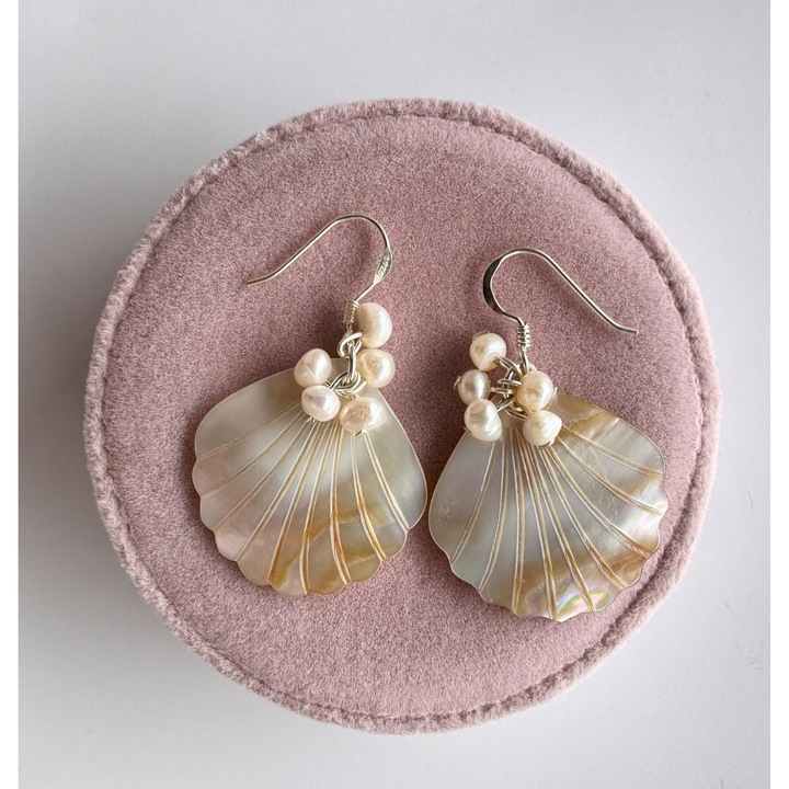 Cercei cu perle si sidef in forma de scoica, alb sidef, cu tortite din argint 925, handmade