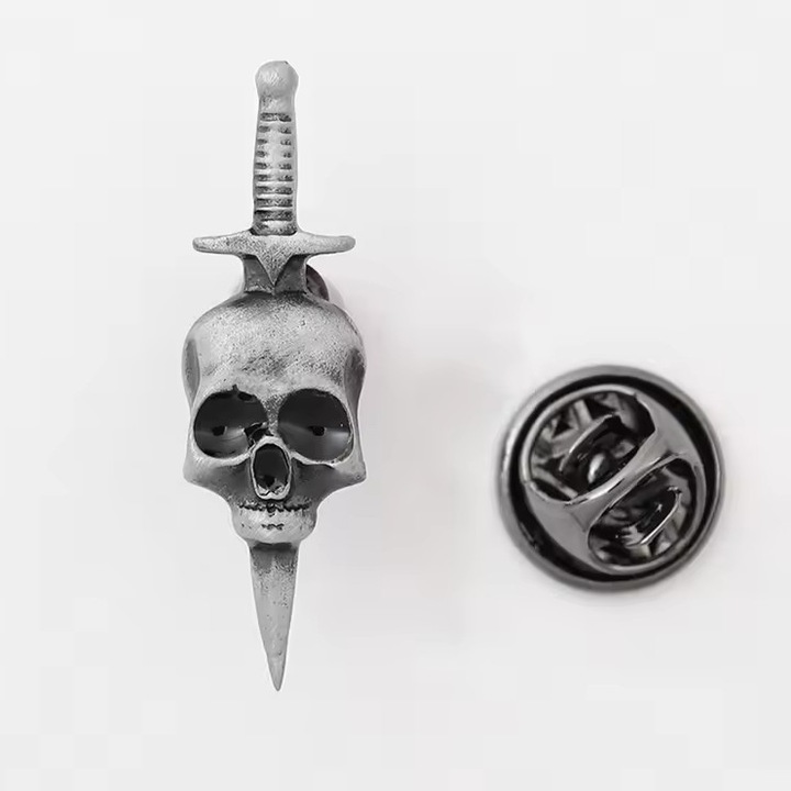 Fém RPG kitűző, koponya mintával, női ékszer
