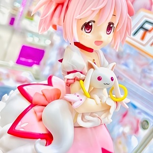 Figurina Anime Magic Girl, cu Pisica Alba, Pozitie Dinamica, Accente Roz Pastel si Rosu, PVC, 14 ani+