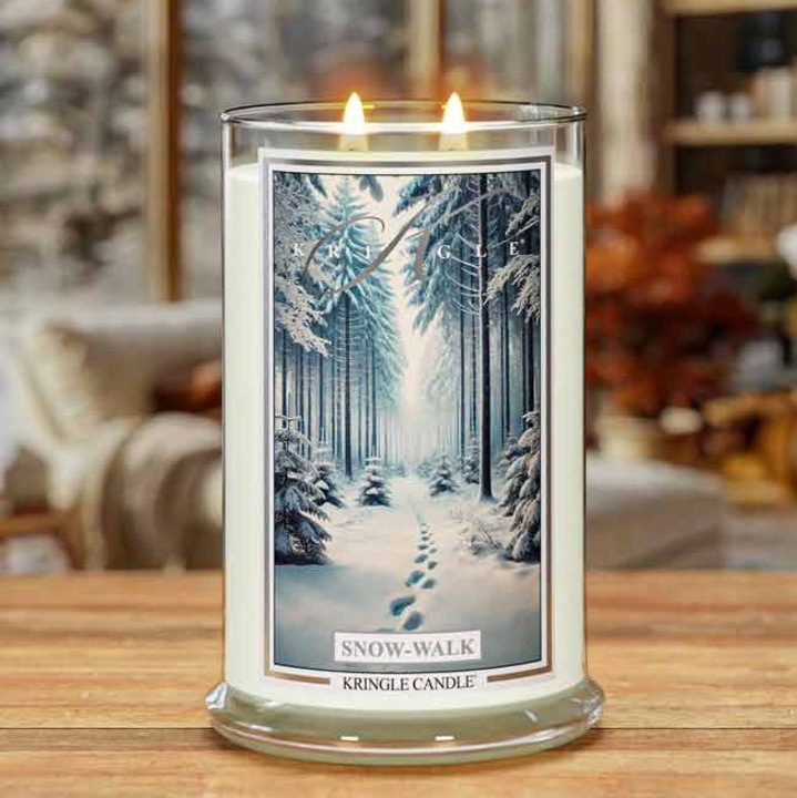 Голяма свещ Snow-Walk, Kringle Candle, 2 фитила, аромат мента, ванилия, многоцветна