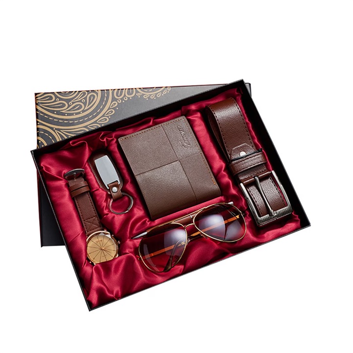 Set cadou pentru barbati, 7 piese, design confortabil, include ceas, ochelari de soare, curea, portofel, stilou, breloc si cutie cadou. Perfect pentru barbati, tati, soti, iubiti etc. Material din piele ecologic. Dimensiuni: 29,5 x 21,5 x 4,5 cm. maro
