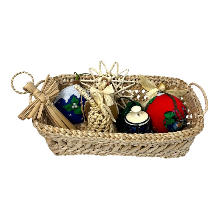 Cos cadou cu decoratiuni pentru bradul de Craciun