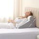Set 3 Perne Ortopedice Elindor® pentru Pat, Perna Spuma cu Memorie, Hipoalergenica, Suport Spate, Picioare, Genunchi, Post-Operator, Anti-Reflux, Antisforait, Antirid, Pliabile, Hipoalergenic Huse Bumbac Aspect Catifea, Reglabile 23-30 cm, Alb/Gri