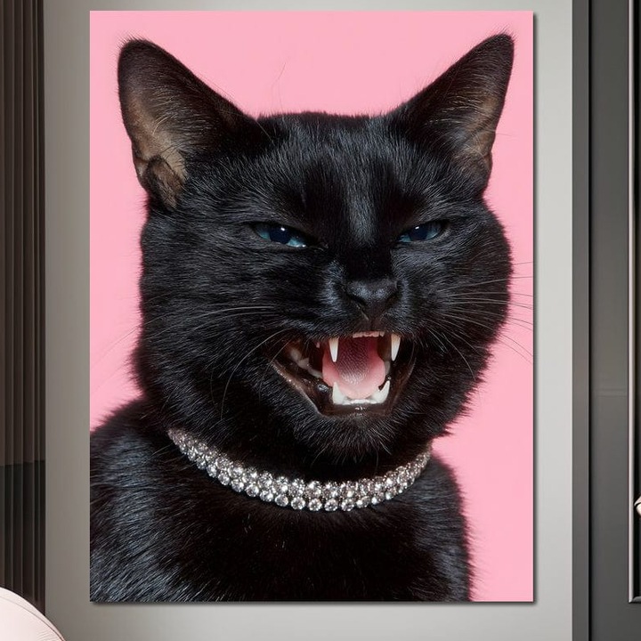 Tablou Canvas Premium, LuxCanva® M1528, Perla Intunecata, 75 X 100 CM, Panza Bumbac 100% 400g/m2, Sasiu Lemn, Pisica, Felina, Bijuterie, Diamante, Glam, Lux, Roz, Elegant, Fioros, Dormitor, Birou, Living, Camera Copil