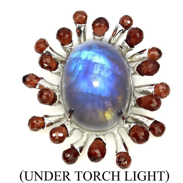 Pandantiv argint 925 cu piatra lunara si granate, 33x30mm, alb cu luciu albastru, set nou