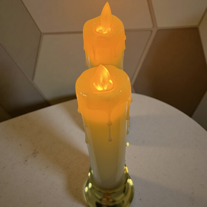 Set 2 lumanari LED decorative cu suport auriu, efect de ceara topita si flacara realista, pe baterii