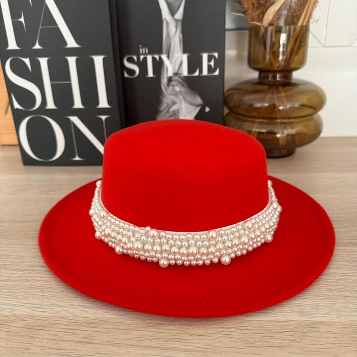 Palarie dama, rosie, stil canotiera, handmade, cu accesoriu detasabil din perle, Erra