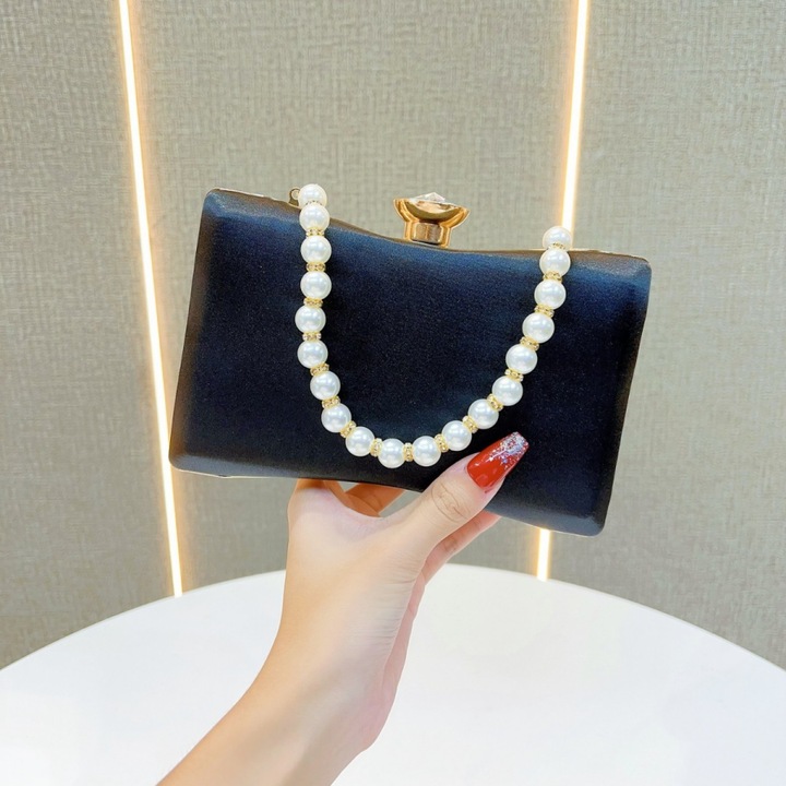 Дамска чанта, ретро клъч, черна, изчистен дизайн, удобна за носене