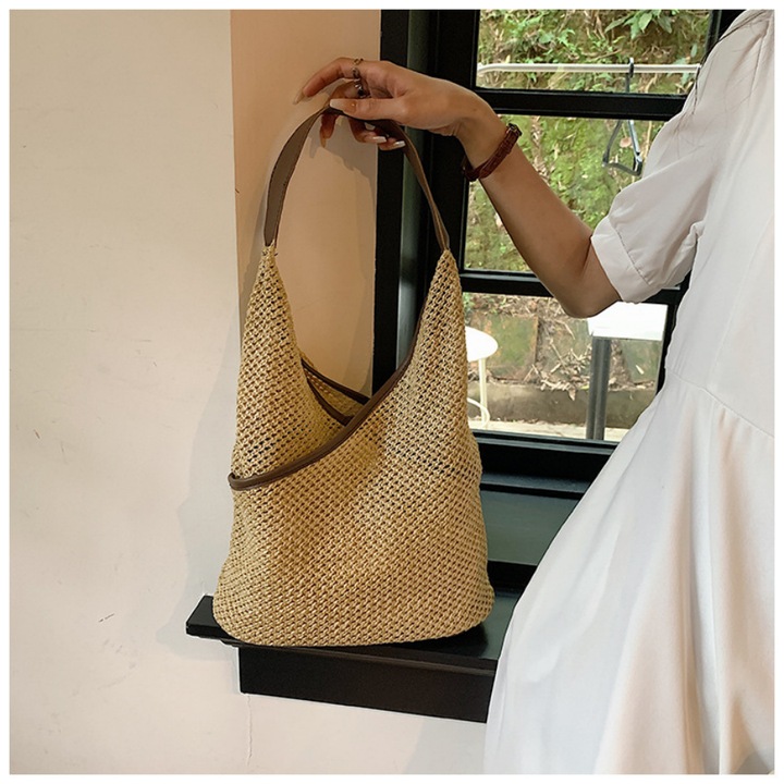 Сламена чанта за рамо, изчистен дизайн, кафяв цвят, просторно отделение