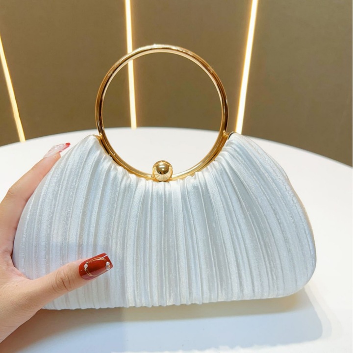 Fehér női táska, egyszerű design, belső rekeszek, kényelmes viselet