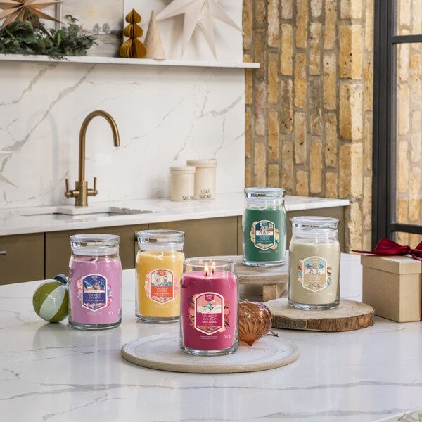 Lumanare parfumata Yankee Candle, Holiday Winterfest, 567g - eMAG.ro