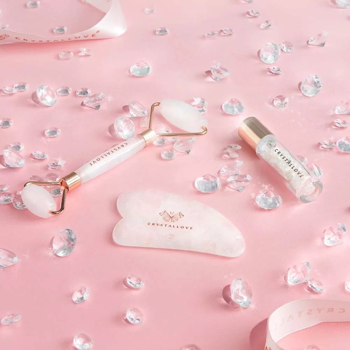 Комплект за масаж на лице CRYSTALLOVE, ролер + плочка гуа ша, кристали от прозрачен кварц, елегантна опаковка