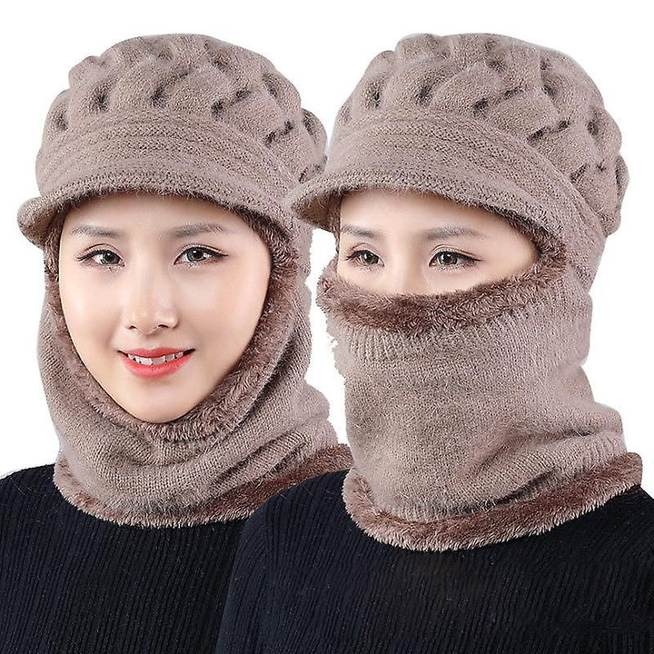 Caciula dama, tricotata din acril, captuseala din lana, unica