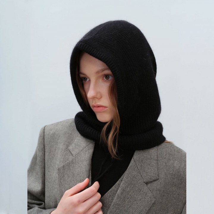 Caciula de iarna pentru femei, neagra, cu fular si snur ajustabil, dimensiuni 40x23cm