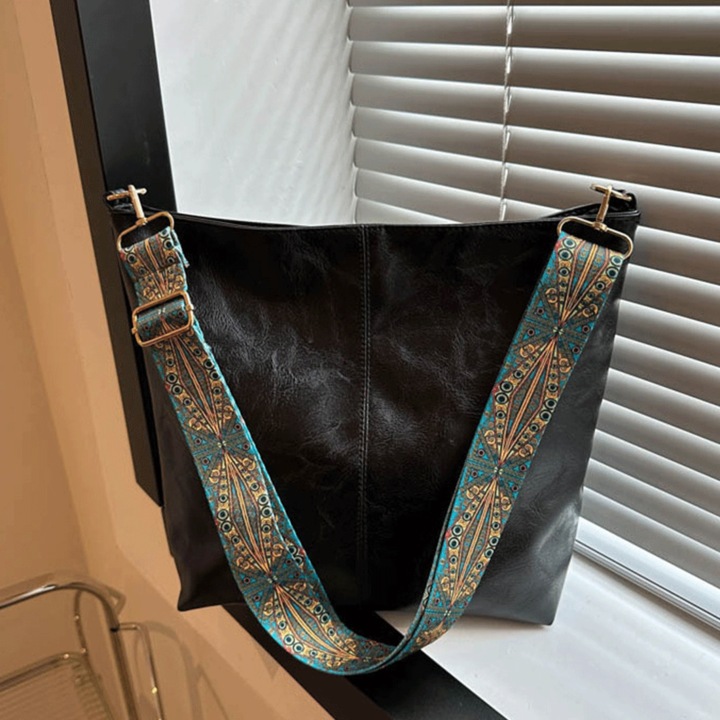 Geanta Dama Cross-Body, Piele Ecologica Premium, cu Bareta Lata Reglabila si Model Etnic, Incapatoare, Casual-Eleganta, Perfecta pentru Tinuta de Zi cu Zi, 31.5x23.5x25.5 cm, Neagra, PriStyle®