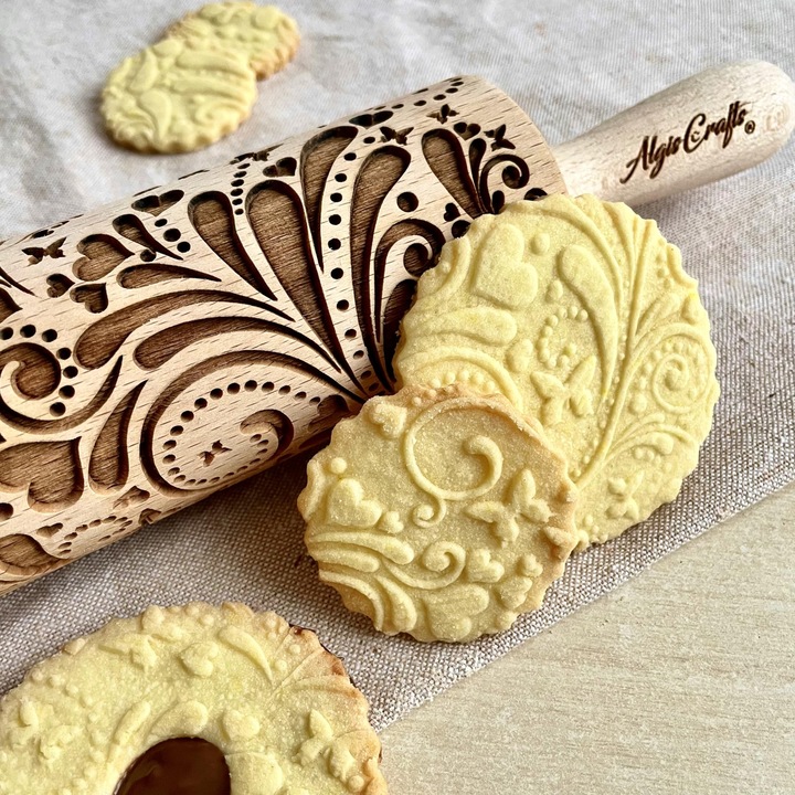 Tésztanyújtó sodrófa házi süteményekhez. Szív és pillangó mintás sodrófa tésztához, kekszekhez, süteményekhez és pékárukhoz. Algis Crafts gravírozott mintás sodrófa