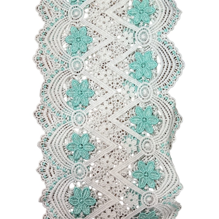 Бяла дантела със зеленикави цветя, ширина 14 см - линеен метър