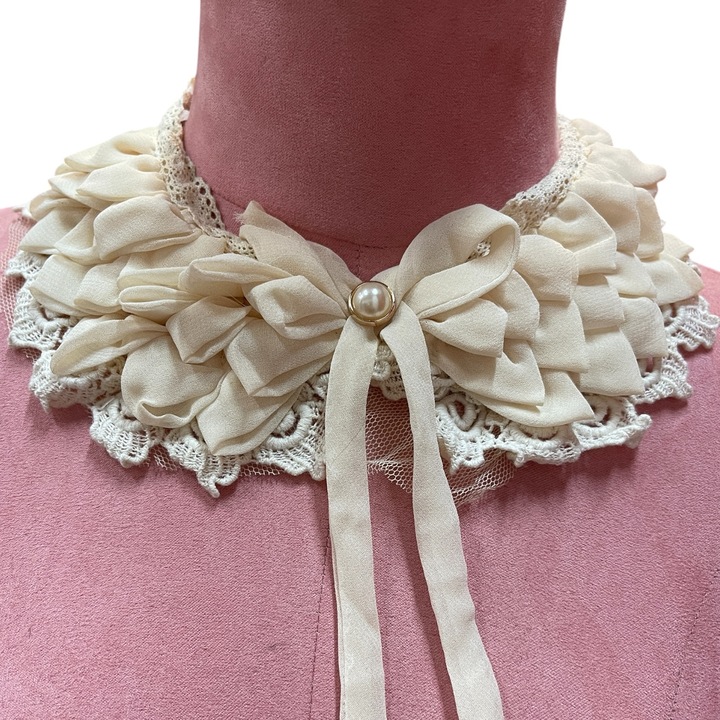 Бежова яка от плетена на една кука дантела и волани от воал, 40 см дължина, 8 см ширина