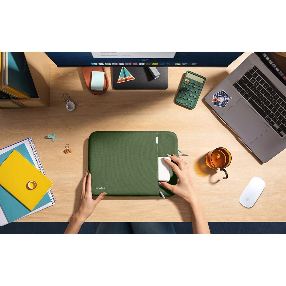Etui laptop tomtoc 14" Defender-A13, verde, dimensiuni 31,3x22,1x1,5cm, set cu buzunar pentru accesorii