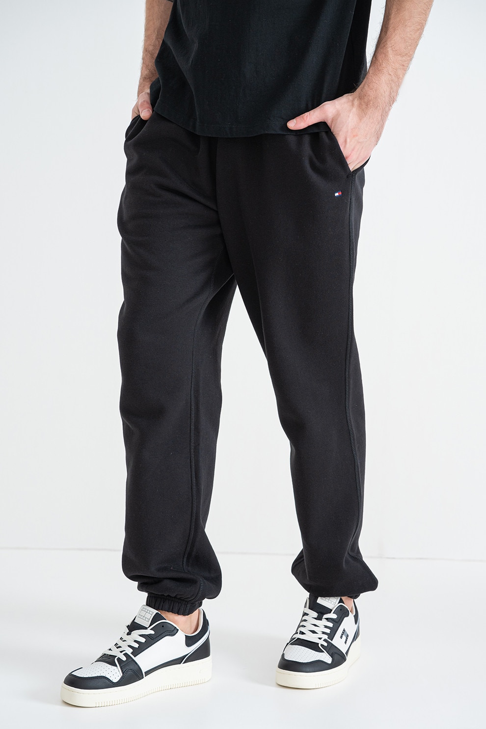 Tommy Hilfiger, Pantaloni de trening cu croiala regular-fit si buzunare laterale, Negru, L
