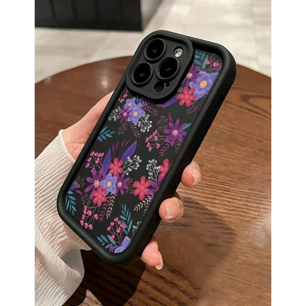 Husa de Protectie, Husa telefon compatibila iPhone 16 Pro, Anti Shock 1.5MM, flori albastre si albe, Protectie camera, ecran si colturi