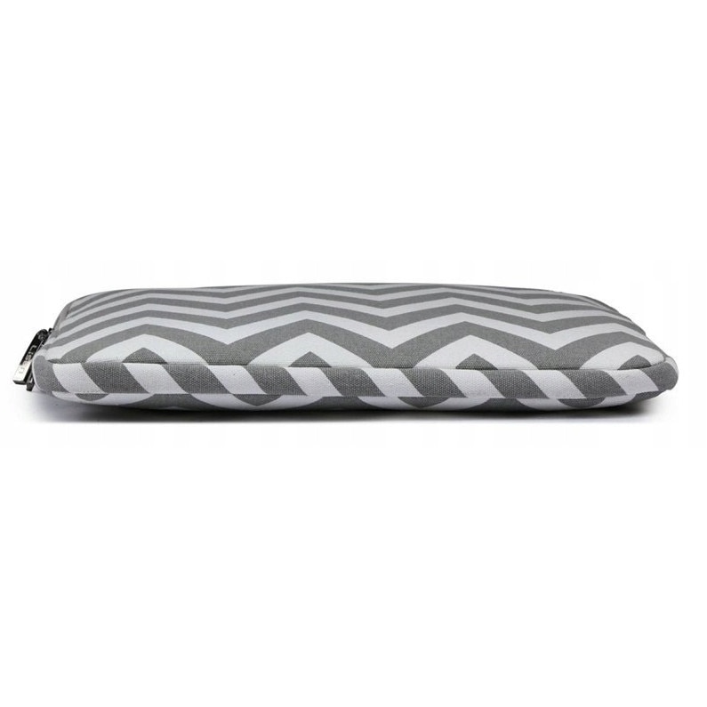 Husa laptop / etui DKM universala pentru 12,5-13,5 inch, textil cu interior din plus, rezistenta la apa si la zgarieturi, gri/alb, 33.5x23.5x1.5 cm