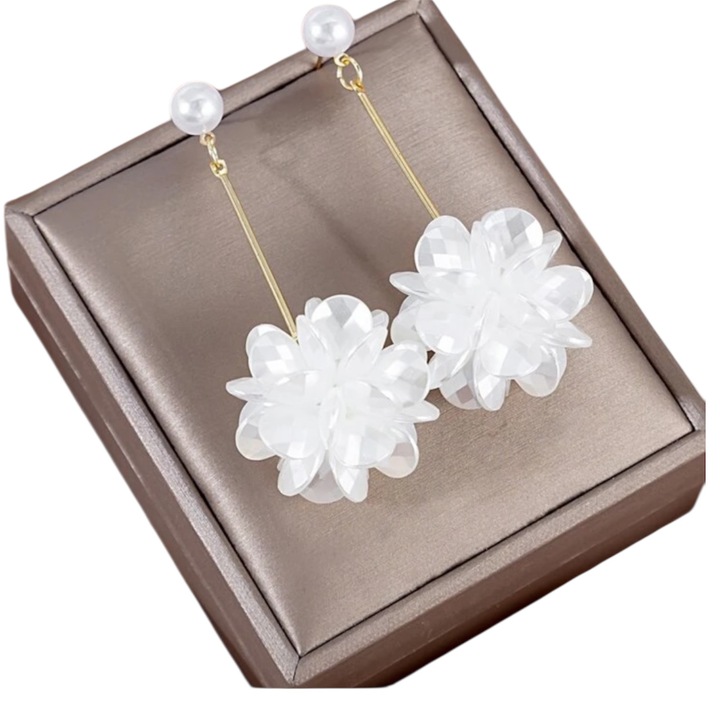 Cercei cu petale din perle artificiale, albi, lungime 7cm, diametru floare 3 cm