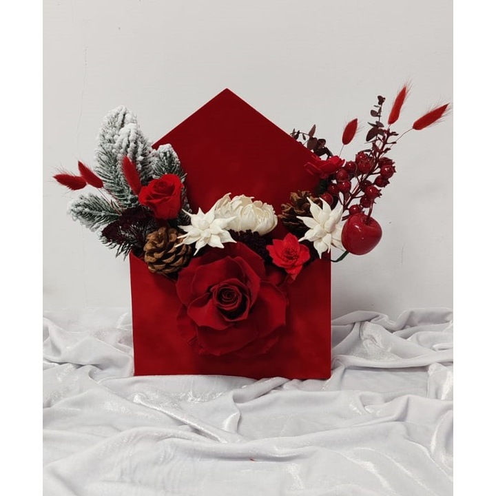 Aranjament Crăciun din flori criogenate și uscate, cutie roșie catifelată, trandafiri roșii, flori albe