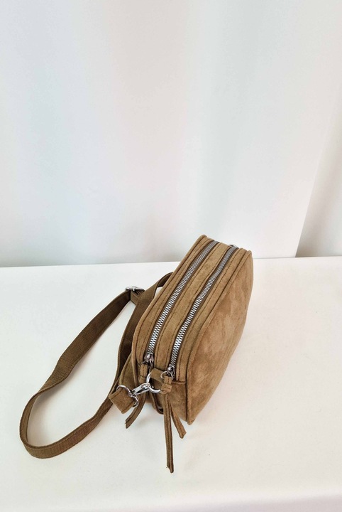 NeliNo női táska, kis postás táska, velúr, bézs színű, mérete 16x22x7cm, állítható pánttal