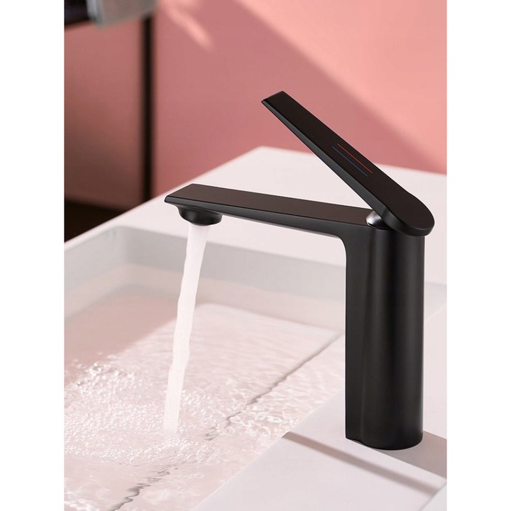 Matt fekete fürdőszobai csaptelep, minimalista design, magasság 30cm, szélesség 15cm, mélység 20cm