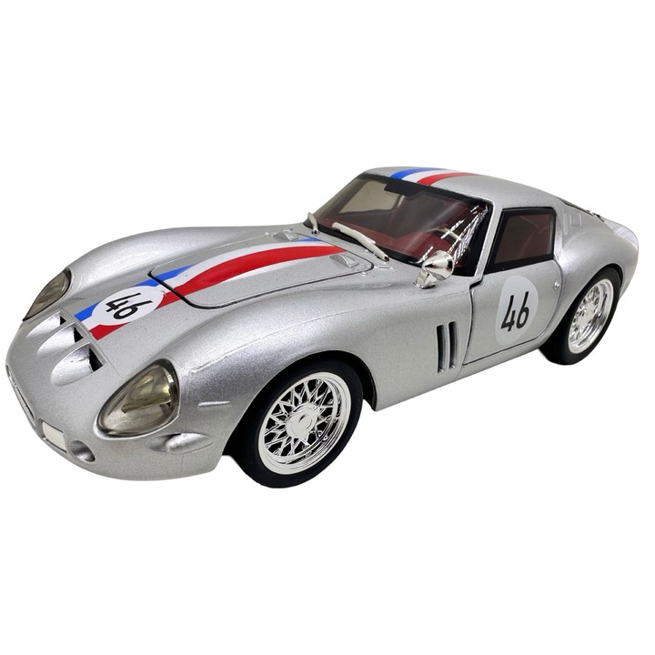 Klasszikus Ferrari Dino versenyautó modell, ezüst #46, 1:32 méretarányú fém replika fényekkel, hangokkal és nyitható ajtókkal