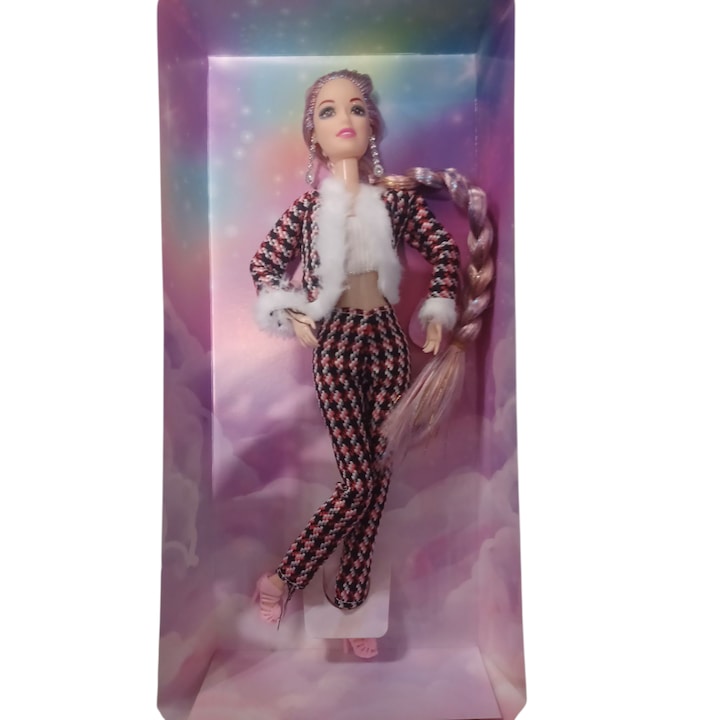 Papusa In Tinuta Lunga Eleganta, Casual, Diverse Culori, Cu Incheieturile De La Maini Si Picioare Flexibile, 30 cm, Vision XXI