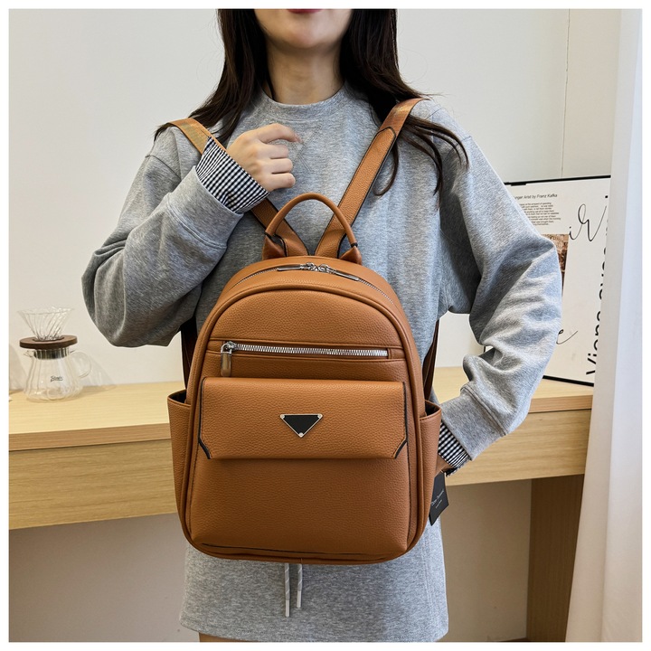 Női műbőr hátizsák külső cipzáras zsebekkel, 26x33x16cm, Karamell színű