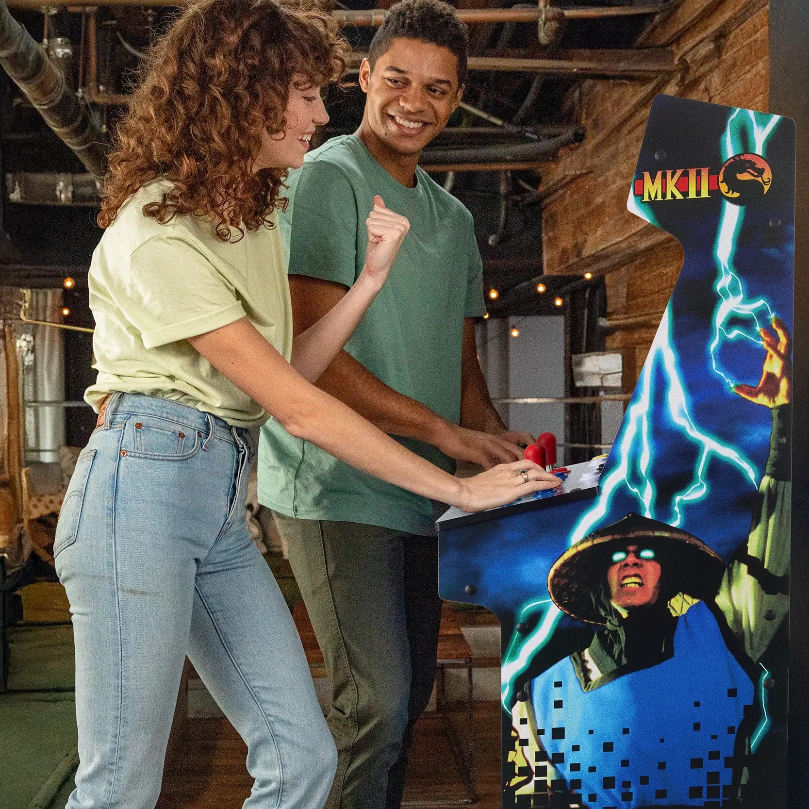 Consola verticala 13 jocuri ARCADE1UP, Mortal Kombat™ II Classic SE, H 115 cm, Wi-Fi, 2 jucatori, online play, grafica retro vibranta, display LCD 15.6 inch, tehnologie IPS, difuzor extern, volum reglabil, potrivit pentru game rooms/birou, multicolor