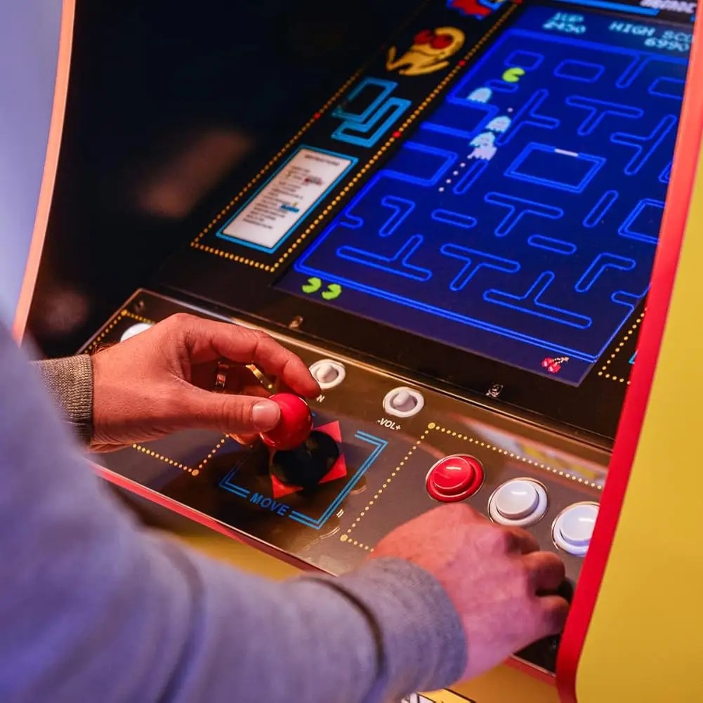 Consola verticala 13 jocuri ARCADE1UP, Pac-Man™ Classic SE, H 115 cm, Wi-Fi, un jucator, grafica retro vibranta, display LCD color 15.6 inch, tehnologie IPS, difuzor extern, volum reglabil, potrivit pentru game rooms/birou, multicolor